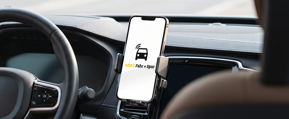 Smartphone im Auto mit Fahr und Spar App - Telematikversicherung ADAC