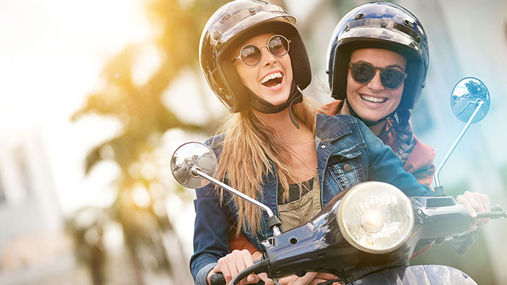 Mädchen auf Moped - Mopedversicherung ADAC