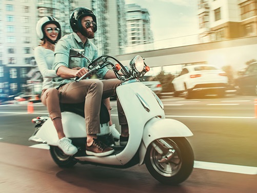 Pärchen auf Roller - Mopedversicherung ADAC