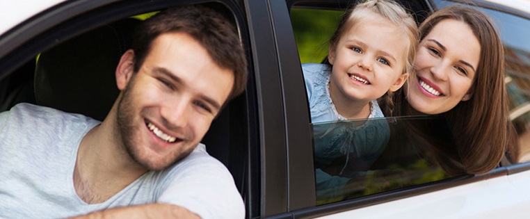 Familie im Auto - Kfz Versicherung wechseln - ADAC