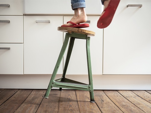 Sturz vom Hocker - Haushaltsunfall