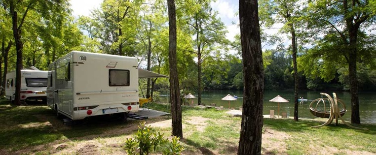 Der ADAC Superplatz Camping La Roubine liegt idyllisch direkt am Ufer der Ardêche/Südfrankreich.