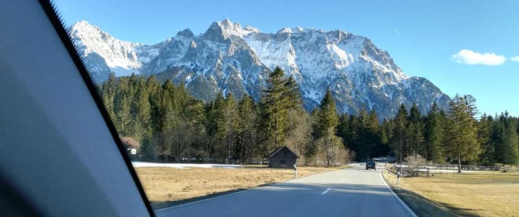 Die Anreise für die Brennerfahrt mit dem E-Auto BMW i3 erfolgt am Karwendel vorbei.