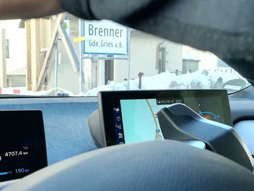 Abfahrt mit dem E-Auto BMW i3 in Gries am Brenner Nach der Abfahrt mit dem E-Auto BMW i3 in Gries am Brenner geht es 40 Kilometer bergab.