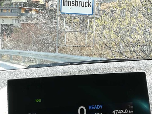 Ankunft in Innsbruck mit dem E-Auto BMW i3 In Innsbruck angekommen steckt dank Rekuperation noch mehr Reichweite in der Batterie.