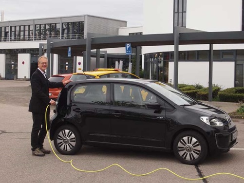 ADAC Technikchef Dr. Kolke lädt den VW e-up ADAC Technikchef Reinhard Kolke lädt den VW e-up vor dem ADAC Technikzentrum