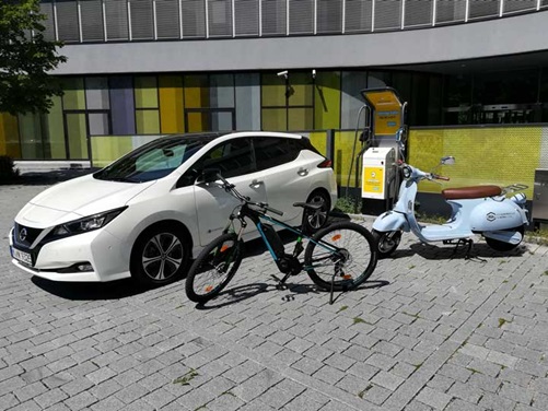 E-Mobilität auf zwei und vier Rädern: Bike, Roller und Auto Elektromobilität auf zwei und vier Rädern: Die Angebotspalette wird immer breiter