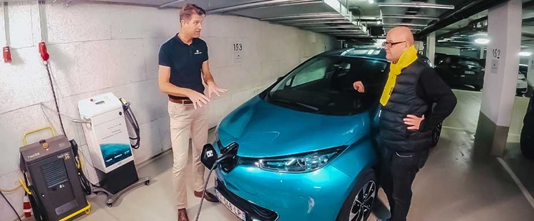 Dr. E informiert sich über das bidirektionale Laden des E-Autos Renault ZOE.