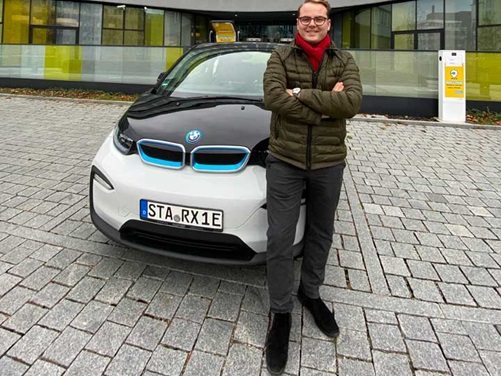 Max Betz mit BMW i3 an der Ladesäule vor der ADAC Zentrale Maximilian Betz mit seinem BMW i3 an der Ladesäule vor der ADAC Zentrale