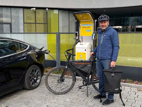 Thomas Biersack mit E-Bike vor Ladesäule an der ADAC Zentrale Thomas Biersack mit seinem E-Bike vor der Ladesäule an der ADAC Zentrale