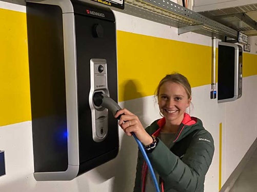 Klara Deeken an der Wallbox in der ADAC Tiefgarage E-Bike-Fahrerin Klara Deeken an der Wallbox in der ADAC Tiefgarage