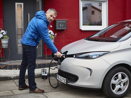 Thomas Biersack mit seinem Renault ZOE (Quelle: ADAC Motorwelt)