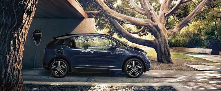 BMWi3 in Einfahrt