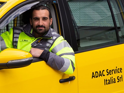 Einziger ADAC Straßenwachtfahrer im Ausland Der Gelbe Engel Alessandro Miluzzi arbeitet als einziger ADAC Straßenwachtfahrer im Ausland.